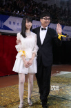 范明攜女兒微笑揮手亮相 父女著裝默契感情親密