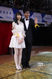范明攜女兒微笑揮手亮相 父女著裝默契感情親密