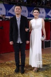 顏丙燕攜王競微笑亮相紅毯 白裙簡潔凸顯氣場