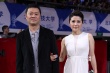 顏丙燕攜王競微笑亮相紅毯 白裙簡潔凸顯氣場