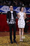 胡夏黑白潮装清新亮相 微笑冲镜头摆V字显可爱