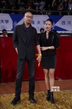 管虎梁静夫妇甜蜜现身 默契黑色情侣装十指紧扣