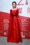 “美人心計”女星王麗坤亮相后臺 紅色長裙大氣