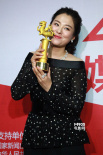 演员沈傲君亮相后台捧杯微笑 喜悦难抑神采飞扬