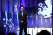 “萌叔”吴秀波颁奖言语温和 自嘲肚子“圆满”