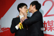 陳思誠(chéng)亮相后臺(tái)笑容燦爛 與劉昊然親吻獎(jiǎng)杯搞怪