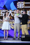 葛优、冯小刚同亮相颁奖现场 好友搭档默契发言