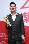 张家辉后台秀奖杯神采奕奕 运动鞋搭西装显亲和