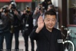 贾樟柯黑衣抵戛纳示意粉丝 巩俐鲜艳打扮挥手笑