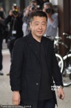 贾樟柯黑衣抵戛纳示意粉丝 巩俐鲜艳打扮挥手笑