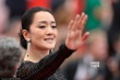 鞏俐著黑裙優(yōu)雅揮手 霸氣亮相不減“女王”氣場