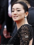 鞏俐著黑裙優(yōu)雅揮手 霸氣亮相不減“女王”氣場(chǎng)