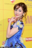 金莎藍(lán)色洋娃娃裝甜美亮相 低胸露乳溝瘋狂搶鏡