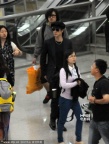 王力宏宣布愛妻懷孕后首現(xiàn)身 與李靚蕾似陌生人