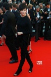 李宇春黑色裤装亮相戛纳红毯 任颁奖嘉宾秀法语
