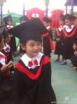 森碟幼兒園畢業(yè) 身穿學(xué)士服被贊“少年版赫敏”