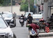 马伊琍独自逛街买蛋糕显憔悴 外公出动接外孙女