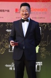 手机电影节评委王景春现身 笑容满面照片拍不停