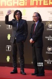 日本電影《圓桌》主創(chuàng)亮相 導(dǎo)演行定勛揮手致意