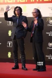 日本电影《圆桌》主创亮相 导演行定勋挥手致意
