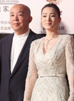 鞏俐攜評(píng)委會(huì)集體登紅毯 V領(lǐng)縷空長裙性感大氣