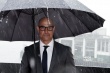 史坦利·图齐雨中撑伞现身首映 抿嘴微笑显亲和