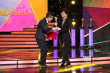 肖央斩获最佳新人导演奖 登台高举奖杯笑容灿烂