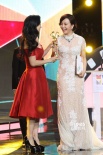 传媒大奖最佳女主角揭晓 大陶红为小陶虹颁奖