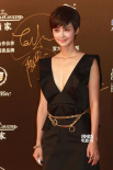 张歆艺亮相红毯笑容灿烂 穿黑色深V晚装性感迷人