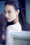 倪妮登時(shí)尚雜志封面 朱唇微張妝容精致秀美背
