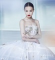 倪妮登時(shí)尚雜志封面 朱唇微張妝容精致秀美背