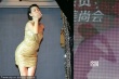 小S穿緊身亮片禮服贅肉外溢 性感撈金撅臀送飛吻