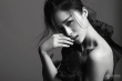 江一燕眼神魅惑拍寫真小露香肩 文藝女星也性感
