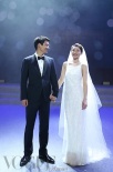 周迅宣布与高圣远婚讯 身披白色婚纱现场接吻