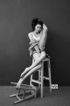 菅韌姿慵懶露肩寫真 清新調皮顯可愛女人姿態(tài)