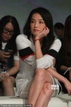 舒淇展美腿顯落寞避談婚訊 吳鎮(zhèn)宇“卷毛”助陣