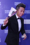 FIRST影展红毯邓超摇扇亮相 梁静着3D礼服似怀孕