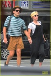 斯嘉丽携未婚夫现身街头 剪短发穿背带裤显孕相
