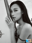 倪妮墨爾本躺海灘拍寫真 慵懶萌妹開啟叛逆模式