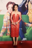 《临时同居》红毯:郑秀文深V镂空 胡杏儿秀香肩