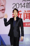 宋承憲黑色西裝帥氣亮相上海 盡顯成熟男人風(fēng)范