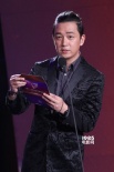 《扫毒》获最佳音乐奖 潘粤明登台颁奖发型个性