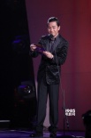 《扫毒》获最佳音乐奖 潘粤明登台颁奖发型个性