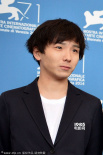 冢本晉也新片《野火》發(fā)布會 中川雅也白T亮相