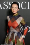 章子怡霸氣亮相時(shí)尚盛典 五彩薄紗格子裙美艷