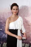 《痞子2》红毯：张钧甯秀香肩 女反派爆乳抢镜
