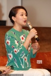 周迅出席公益活动感恩老公 穿花毛衣嘟嘴卖萌