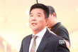演员孙淳雨中踏足红毯 一身西装配胡茬略显沧桑