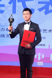 佟大为手捧奖杯亮相后台 打电话报喜讯面露喜色