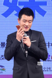 佟大为手捧奖杯亮相后台 打电话报喜讯面露喜色